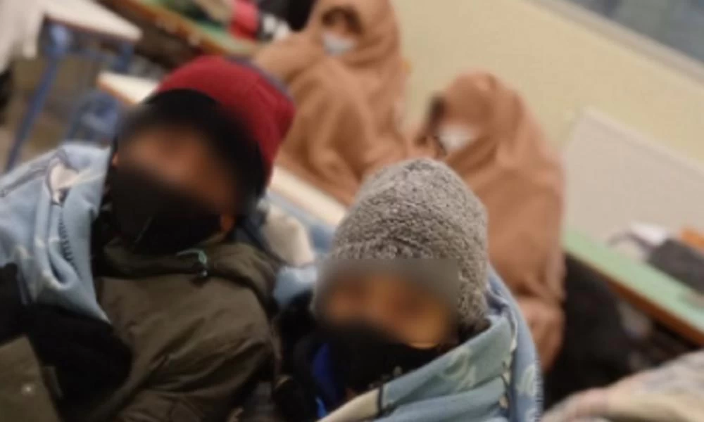 Καβάλα: Απαραίτητο αξεσουάρ στο σχολείο...η κουβέρτα - Εικόνες ντροπής